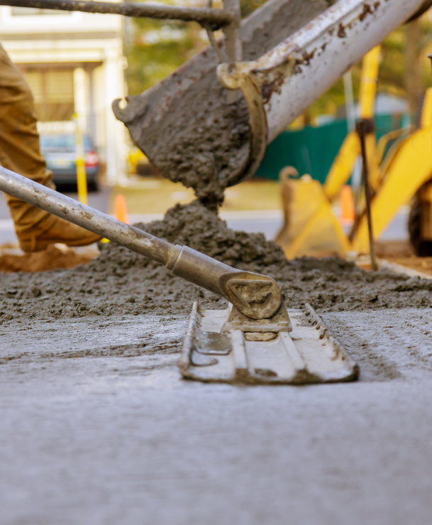 trabajador-trabajando-pavimento-concreto-construccion-suelo 1